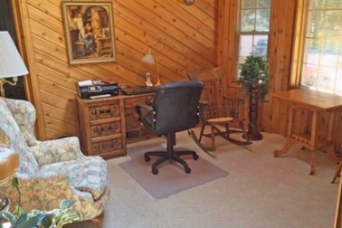 Mua ngôi nhà cũ, cặp vợ chồng mừng rỡ khi phát hiện "kho báu" dưới sàn