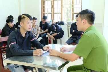 Khởi tố 23 thanh niên mang dao phóng lợn, gặp người là đánh