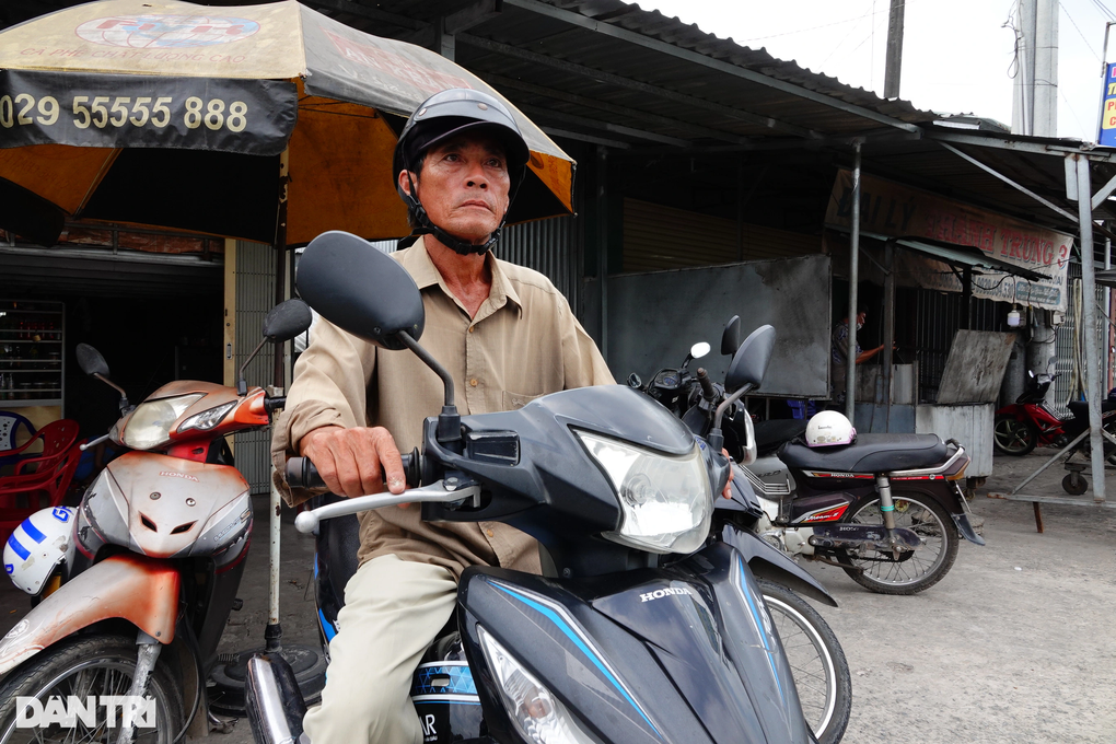 Đôi vợ chồng lao phổi, chạy xe ôm, nhặt rau kiếm từng đồng nuôi con ăn học - 3 Đôi vợ chồng lao phổi, chạy xe ôm, nhặt rau kiếm từng đồng nuôi con ăn học - 3