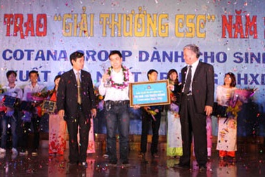 SV xuất sắc Lê Thái Hòa nhận giải thưởng 5.000 USD