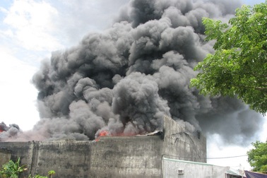 Cháy dữ dội tại công ty sơn, 10 tỉ đồng hóa thành tro