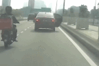 Clip “cô gái bất ngờ nhảy khỏi taxi đang chạy” nổi bật tuần qua