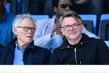 HLV Troussier tái xuất sau khi rời Việt Nam, xem U23 Indonesia thi đấu