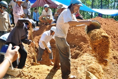 Hàng nghìn người đổ xô đi tìm vàng