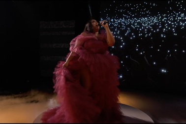 Lizzo trình diễn tại lễ trao giải âm nhạc Mỹ