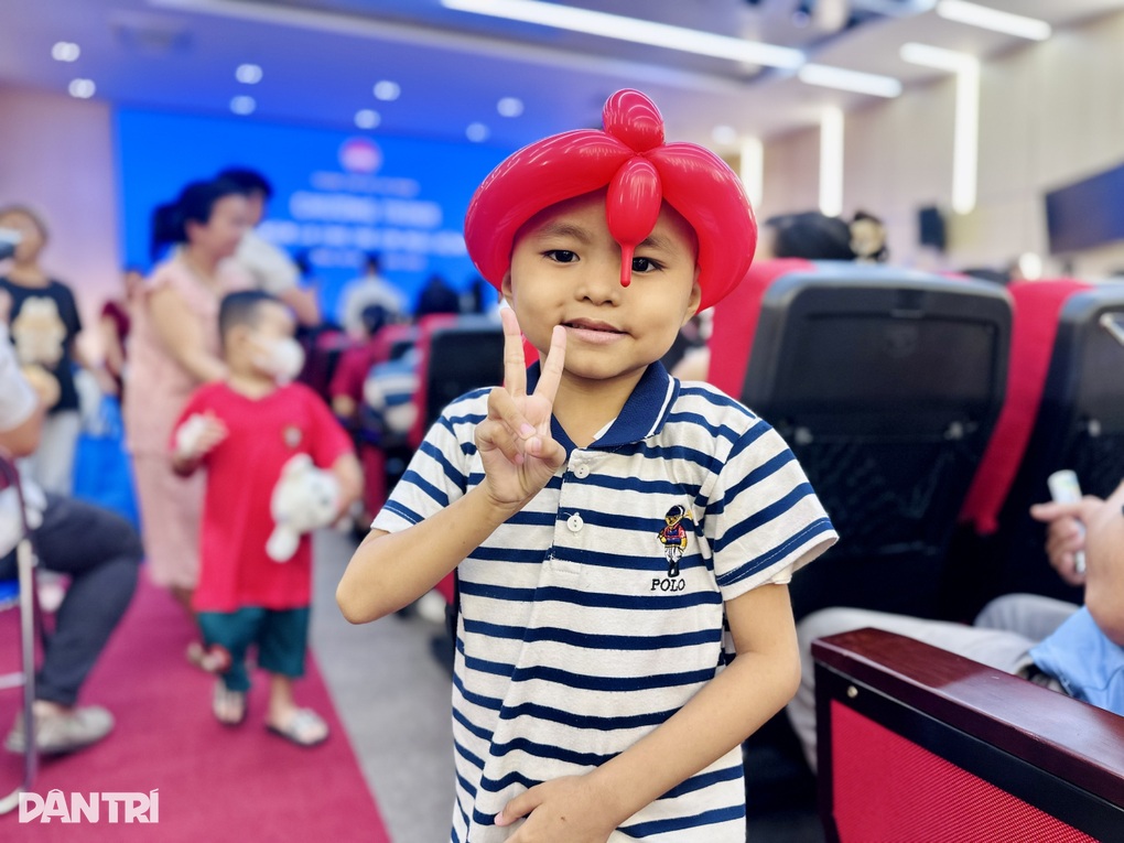 “Mẹ đừng khóc, con sẽ mau khỏi bệnh để đến trường” - 4 “Mẹ đừng khóc, con sẽ mau khỏi bệnh để đến trường” - 4