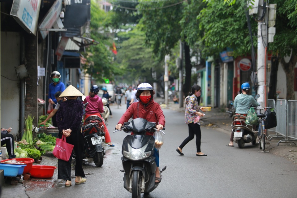 Phố chợ Hà Nội lập chốt kiểm soát đo thân nhiệt người ra vào - 6 Phố chợ Hà Nội lập chốt kiểm soát đo thân nhiệt người ra vào - 6
