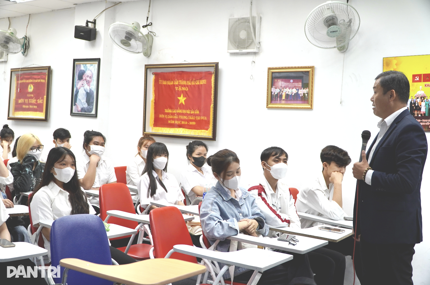 Prinși în capcana unui miliardar, studenții se pierd în visul regalității - 2 Dính bẫy tỷ phú, sinh viên đánh mất mình theo giấc mơ vương giả - 2