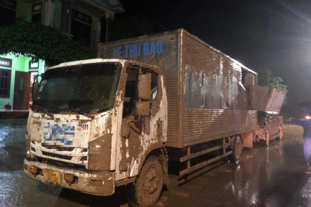 Khoảnh khắc đất đá dội xuống 5 ô tô, 7 người thoát chết trong gang tấc - 3