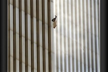 "Người đàn ông rơi" - khoảnh khắc đầy ám ảnh của vụ khủng bố 11/9