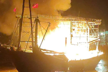 Tàu cá bốc cháy dữ dội trong đêm