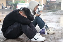 Lao động gật gù xếp hàng giữa đêm đi nộp hồ sơ thi tiếng Hàn