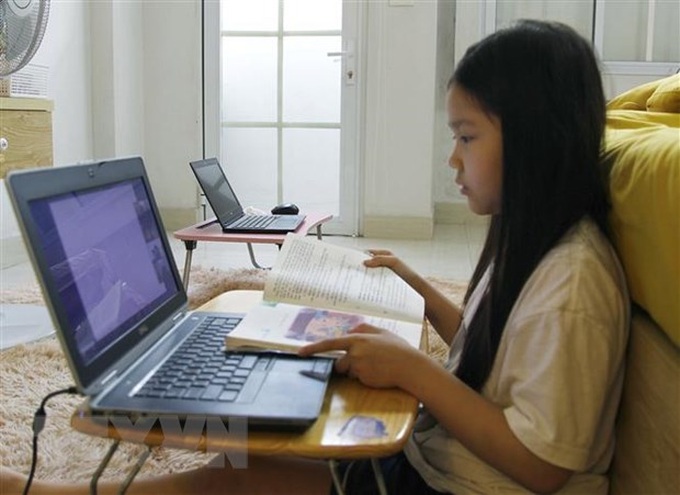 Học sinh học trực tuyến tại nhà. (Ảnh: Nguyễn Cúc/TTXVN)