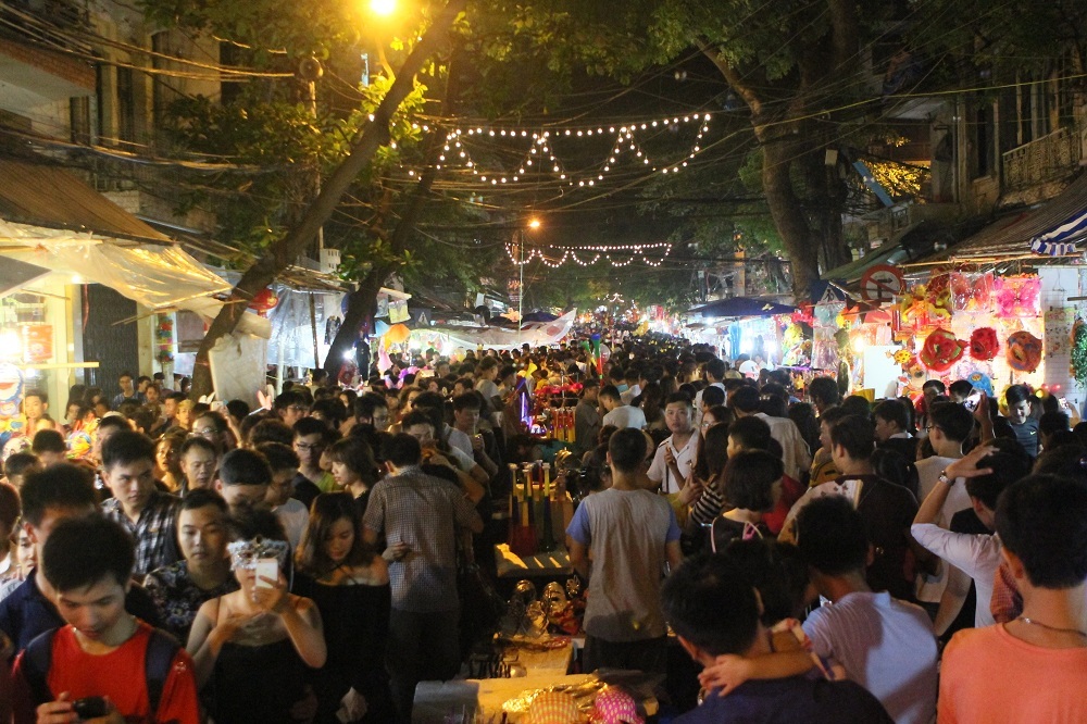 Biển người vui Tết Trung thu ở trung tâm Hà Nội