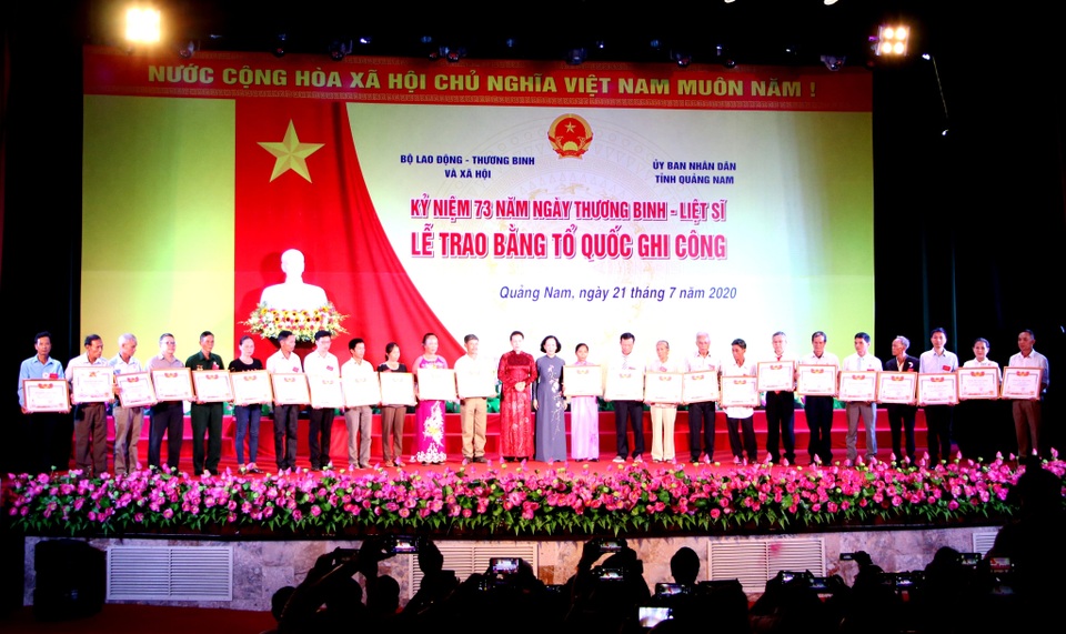 Truyền hình: Lễ trao 73 Bằng Tổ quốc ghi công tại Quảng Nam - 4 Truyền hình: Lễ trao 73 Bằng Tổ quốc ghi công tại Quảng Nam - 4