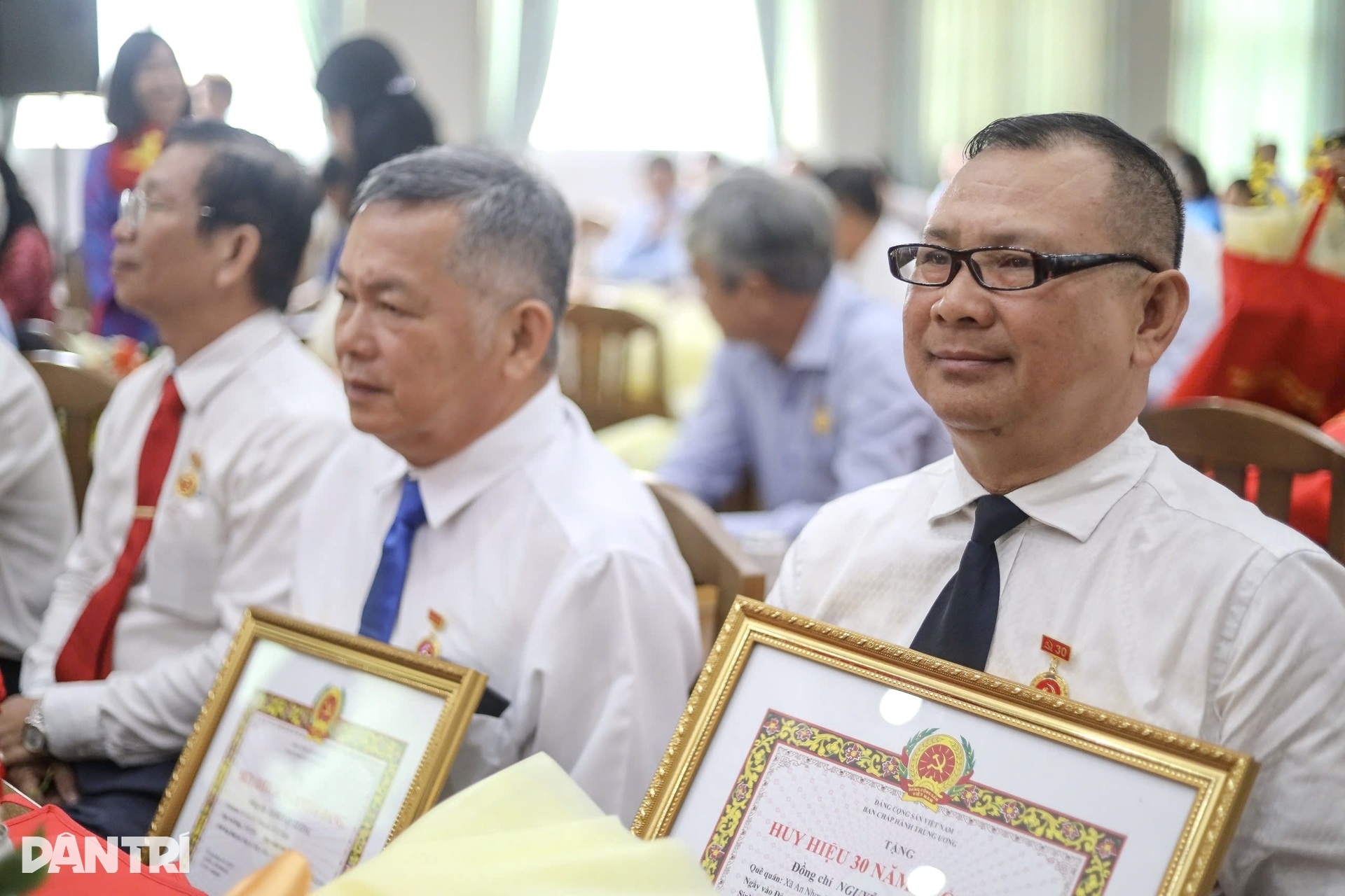 Đảng bộ UBND TPHCM trao Huy hiệu Đảng cho 66 đảng viên - 5 Đảng bộ UBND TPHCM trao Huy hiệu Đảng cho 66 đảng viên - 5