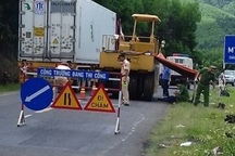 Nam công nhân làm đường bị xe lu cán tử vong