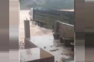 Xe tải cố tình băng qua ngầm tràn bị ngập