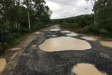 Đường bụi mù mịt, chằng chịt ổ gà, ổ voi vì xe ra vào mỏ đá