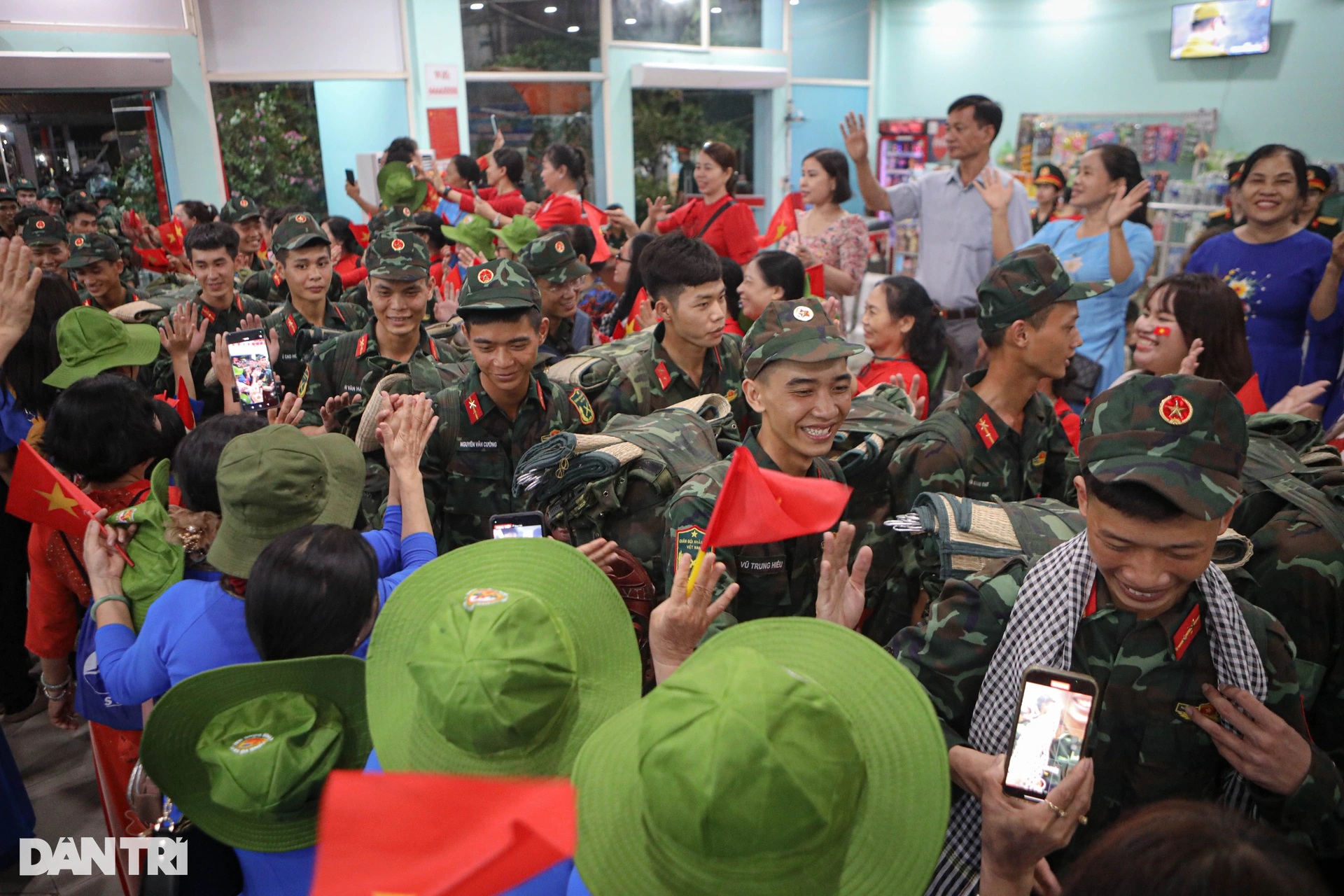 Chiến sĩ diễu binh bịn rịn tạm biệt người dân ở sân ga Biên Hòa - 1 Chiến sĩ diễu binh bịn rịn tạm biệt người dân ở sân ga Biên Hòa - 1