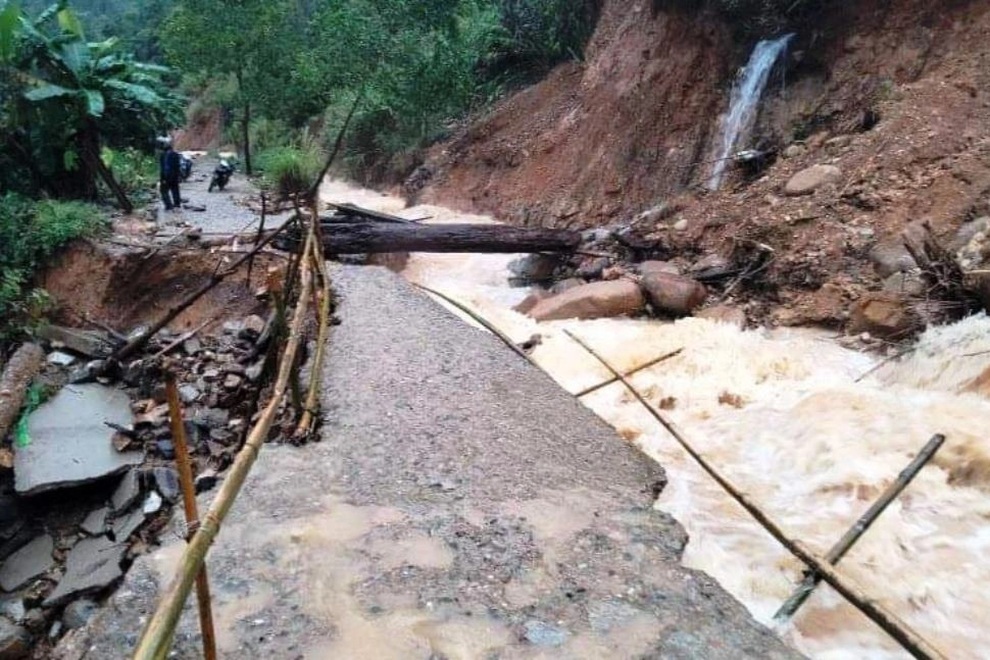Mưa lớn kéo dài, nước dâng ngập nhiều nơi - 1 Mưa lớn kéo dài, nước dâng ngập nhiều nơi - 1