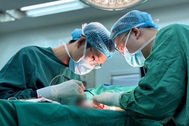 Diễn biến bất thường sau 2 lần đặt túi ngực không thành của người phụ nữ