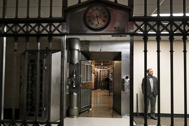 Cất giấu tiền trong những “hộp an toàn” bí mật trong lòng đất, xu hướng mới của những người giàu có