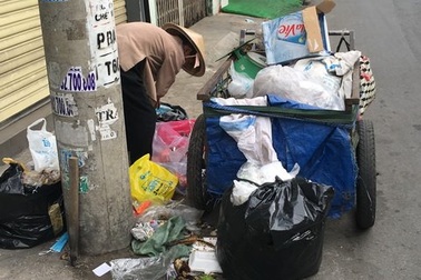 Người bà nghèo nhặt ve chai sắm Tết cho cháu mồ côi