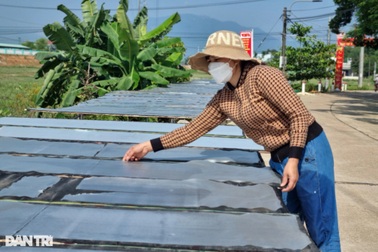 Làm loại bánh dùng để cuốn, chị gái U40 kiếm 15 triệu đồng/tháng