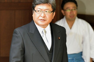 Trung Quốc nổi giận vì các bộ trưởng Nhật thăm đền Yasukuni