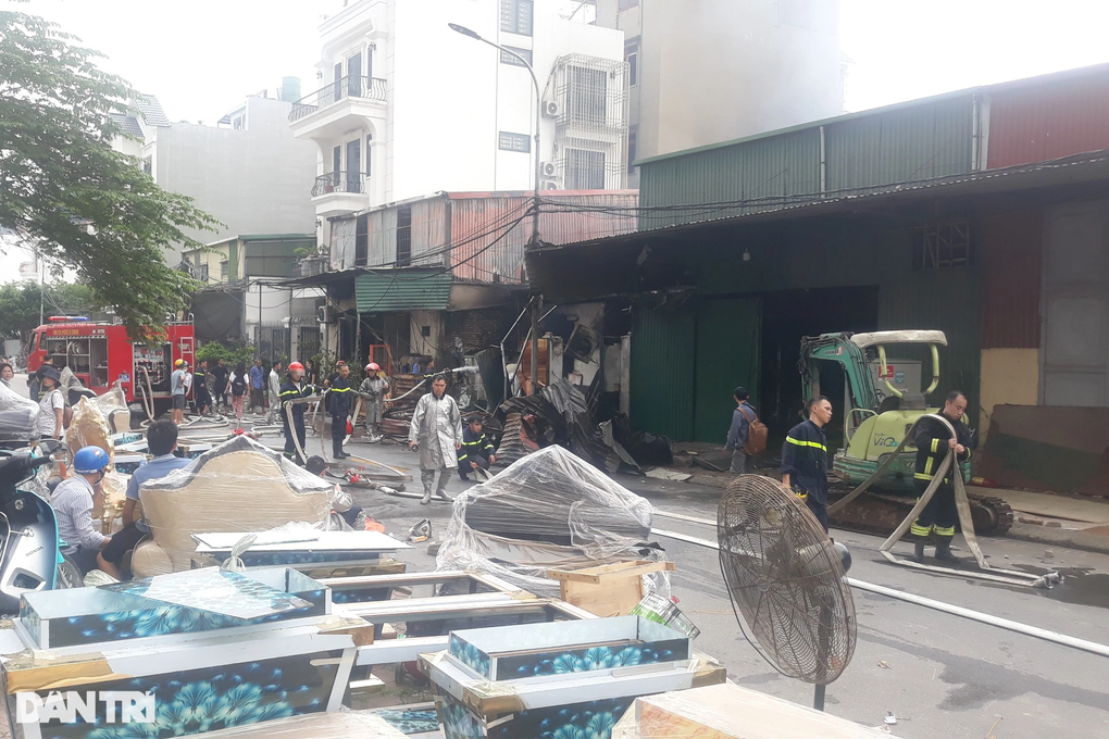 Cháy 3 nhà kho cùng một nhà tạm ở Hà Nội - 5