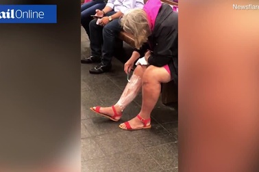 Chờ tàu điện ngầm, cô gái thản nhiên... cạo lông chân