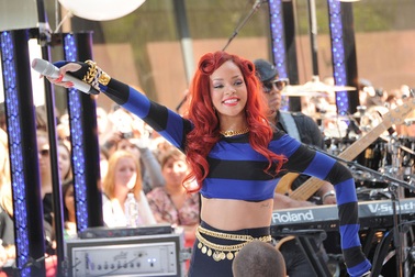 Rihanna khoe vẻ quyến rũ với tóc đỏ