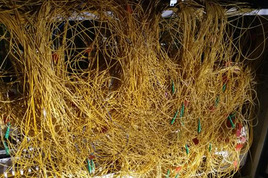 Chàng kỹ thuật bỗng nổi tiếng nhờ biến mớ dây chằng chịt thành "tác phẩm nghệ thuật"