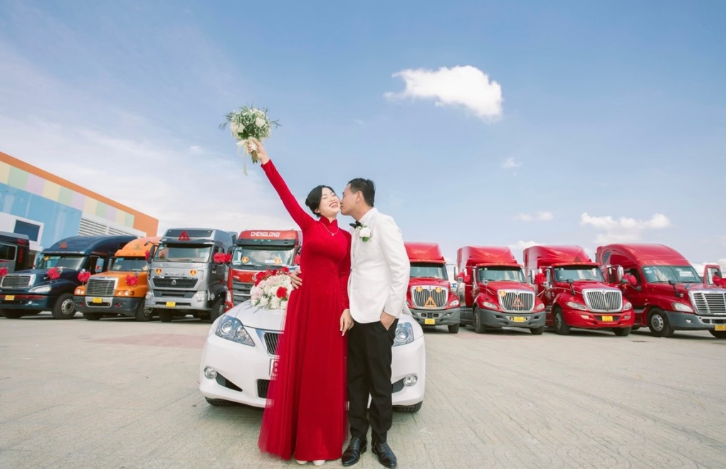 Chú rể vượt 80km rước dâu bằng 12 xe đầu kéo container ở Bến Tre - 2 Chú rể vượt 80km rước dâu bằng 12 xe đầu kéo container ở Bến Tre - 2