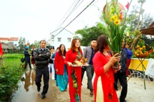 Du khách thích thú với lễ hội cầu bông ở làng rau hơn 400 năm tuổi