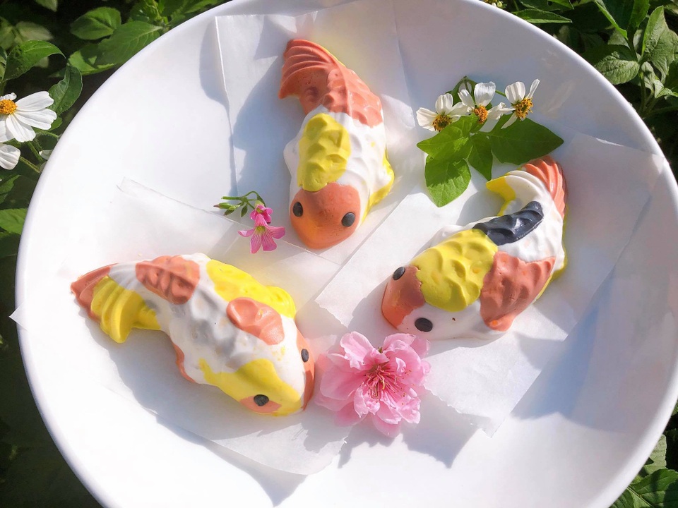Khách xếp hàng dài, chờ mua bánh trôi hình cá chép - 3 Khách xếp hàng dài, chờ mua bánh trôi hình cá chép - 3