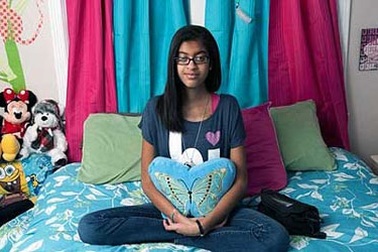 Kỳ lạ, thiếu nữ sống nhờ trái tim để trong túi xách