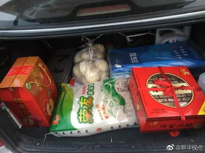 Dù ở thành phố hiện đại có rất nhiều siêu thị, chợ lớn nhưng các bố mẹ ở Trung Quốc vẫn muốn con mang theo các thực phẩm quen thuộc, quà bánh kẹo Tết. 