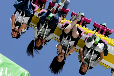 28 khách bị treo lộn ngược giữa trời 30 phút vì trò chơi mạo hiểm gặp sự cố