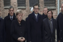 Thủ tướng Đức đứng không vững tại sự kiện ngoài trời