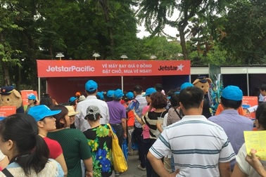 Hàng trăm người xếp hàng chờ cơ hội nhận vé máy bay 0 đồng