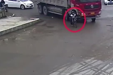 Lọt vào điểm mù tài xế, hai cậu bé bị xe ben "nuốt chửng"