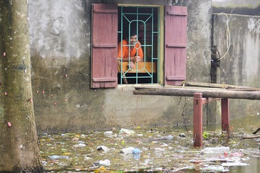 Hà Nội: Nước rút, trẻ em người già lở loét da sau nửa tháng ngâm trong nước