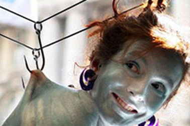 Treo mình trên móc câu 