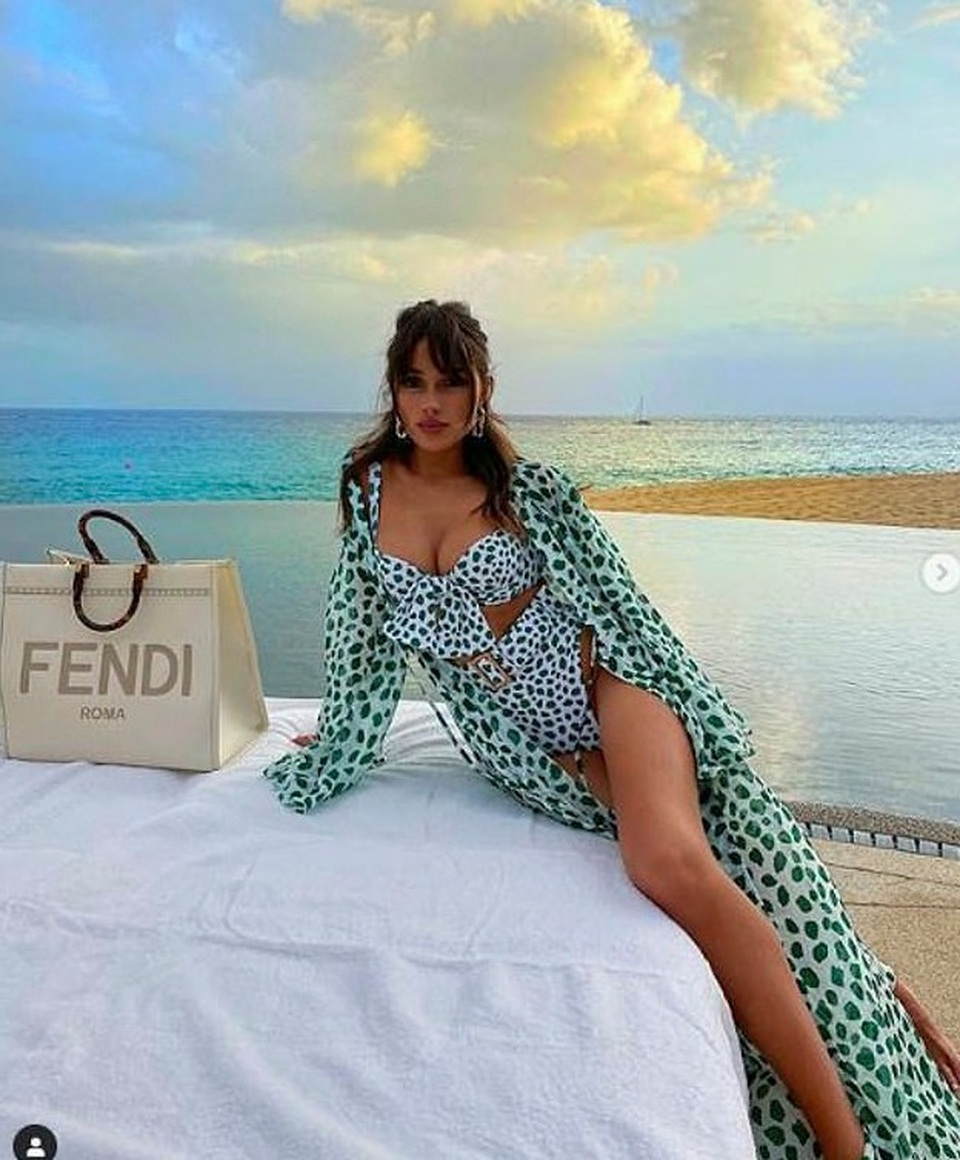 Hoa hậu Olivia Culpo diện bikini gợi cảm khoe dáng bên bạn bè - 5 Hoa hậu Olivia Culpo diện bikini gợi cảm khoe dáng bên bạn bè - 5