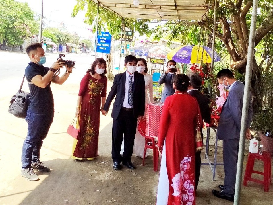 Lễ ăn hỏi đặc biệt diễn ra ngay tại chốt kiểm soát dịch Covid-19 - 2 Lễ ăn hỏi đặc biệt diễn ra ngay tại chốt kiểm soát dịch Covid-19 - 2