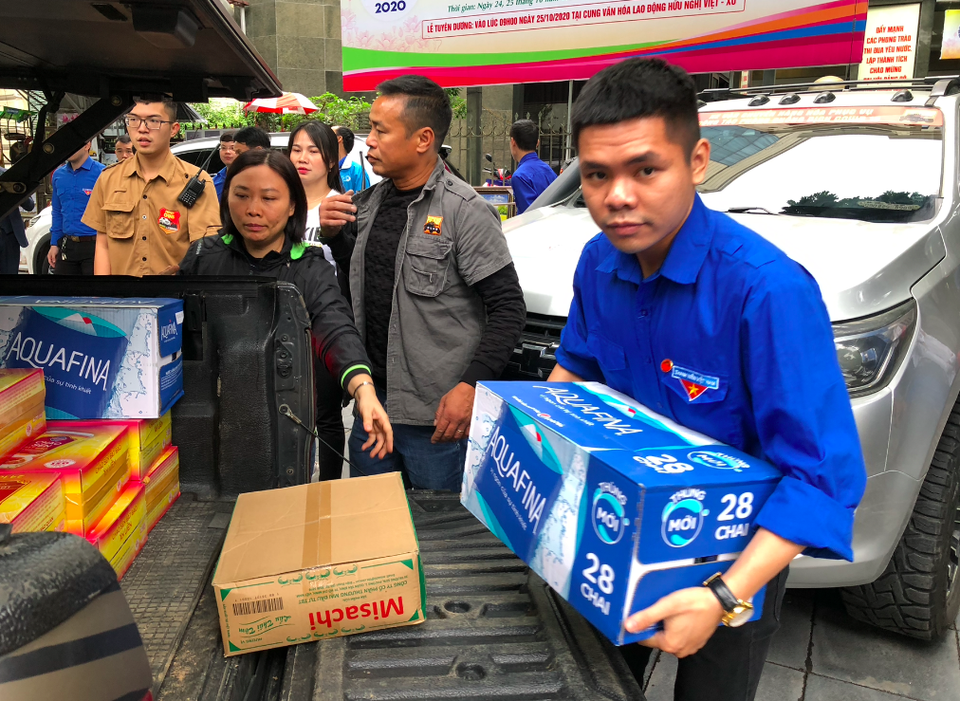 Trung ương Đoàn quyên góp 20 tỷ đồng, 10 chuyến xe hỗ trợ miền Trung - 2 Trung ương Đoàn quyên góp 20 tỷ đồng, 10 chuyến xe hỗ trợ miền Trung - 2