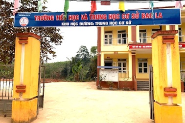 Uống chung chai nước ngọt "lạ", 4 học sinh ngộ độc