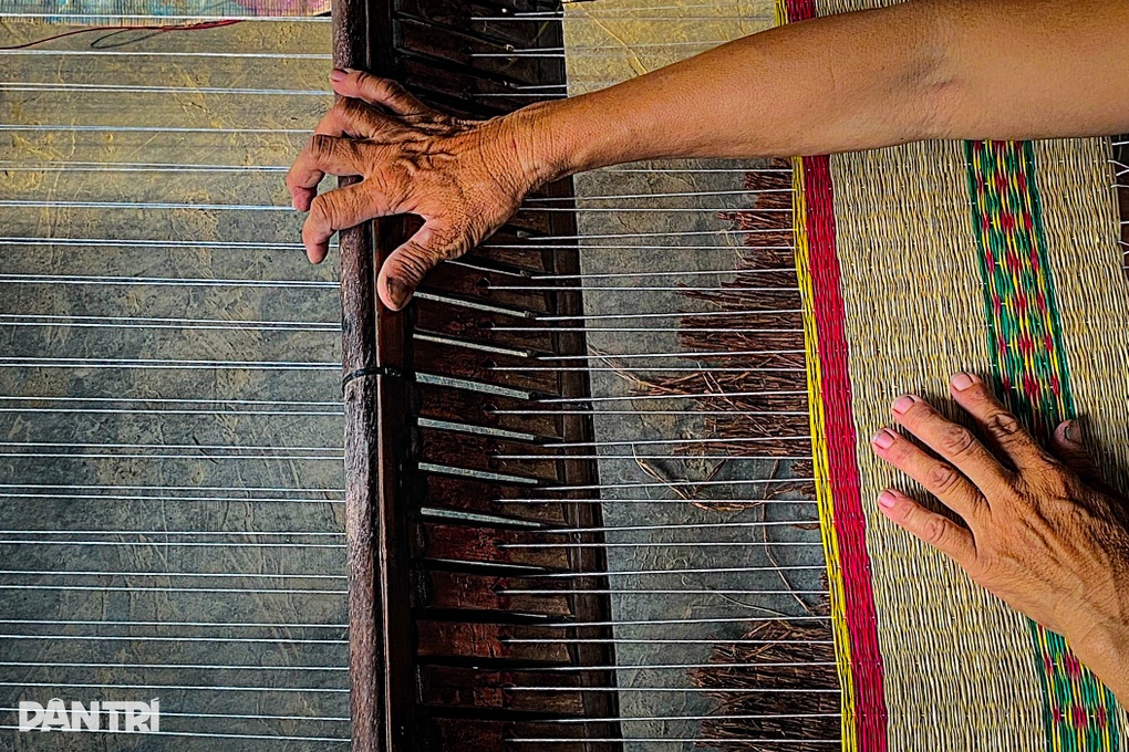 Khung dệt cuối cùng còn lách cách ở làng nghề chiếu cói Cẩm Nê - 3 Khung dệt cuối cùng còn lách cách ở làng nghề chiếu cói Cẩm Nê - 3
